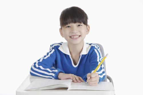 久伴英语-幼儿学英语哪个教材好_幼儿英语听力学习如何选择合适的材料?